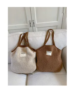 Vue detaillee de sacs cabas epaules en peluche douce duveteuse en beige et brun avec poignees.