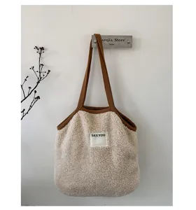 Sac cabas en peluche style coréen pour femme, grand sac porté épaule duveteux bicolore chic.