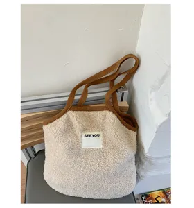 Vue détaillée du sac cabas duveteux de style coréen avec des lanières marron contrastées.