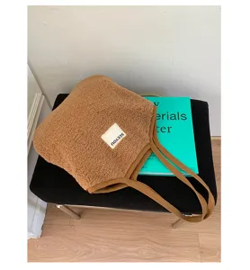 Vue detaillee du sac cabas duveteux, sac a epaule en peluche douce, sac a main de tous les jours.