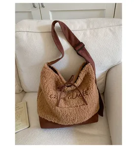 Sac à bandoulière en peluche marron pour femme, cabas douillet en mouton avec lettres brodées.