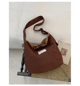 Sac bandoulière marron doublé de peluche avec sangle, élégante et grande capacité.