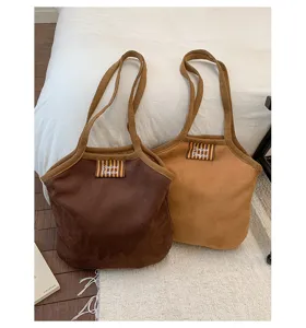 Vue détaillée de sacs cabas en toile décontractés, sacs portés épaule stylés couleur.
