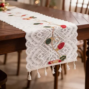 Weihnachts Tischlaeufer aus Spitze mit bestickten Lichterketten und Quasten fuer Esszimmertisch