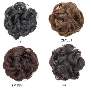 Chignon per capelli sintetici ricci con diverse opzioni di colore per lo styling.