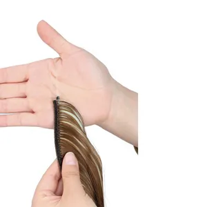 Gros plan détaillé de l'extension de cheveux invisible avec fil de pêche transparent.