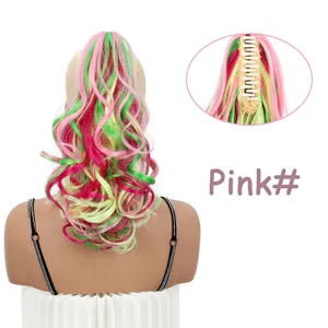 Détail d'extension de queue de cheval pince griffe colorée avec cheveux synthétiques ondulés et pince.