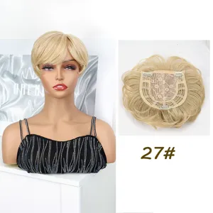 Kurzes blondes Haarteil mit Clips und Kopfhautbasis für Volumen und Grauhaarabdeckung.