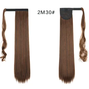 Detalle de extensión de coleta de cabello sintético con cierre mágico y estructura lisa.