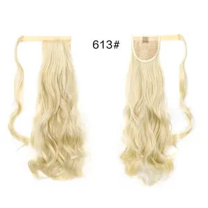 Extensión de cabello coleta rizada rubia sintética vista detallada con cierre velcro.
