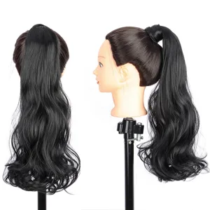 Vista detallada de la extensión de coleta rizada larga con textura de ondas naturales y estilo.