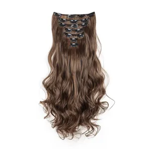 Braune lange gewellte Haarverlängerung Detailansicht mit sicheren Clips und weicher Textur.