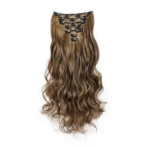 Detailansicht von langen, gewellten Haarverlängerungen mit sicheren Clips in Braun.
