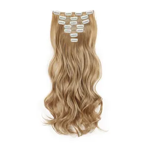 Detailansicht von langen, gewellten blonden Haarverlängerungen mit sicheren Metallclips.