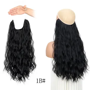 Dettaglio di extension per capelli halo a onda d'acqua con filo trasparente e nero.