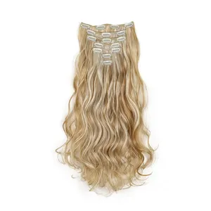 Detailansicht blonder, gewellter Clip-in Haarverlängerungen mit stabilen Metallklammern.