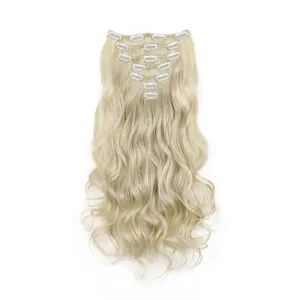 Detailansicht blonde lockige Clip-in Haarverlängerungen, 7 Teile 16 Clips, weiche Wellen.