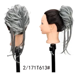 Chignon sintetico estensione coda di cavallo, dettaglio pezzo di capelli disordinat