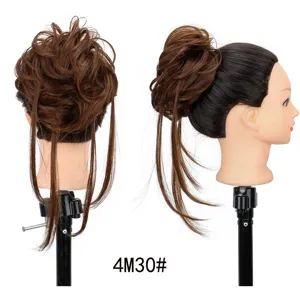 Chignon sintetico disordinato con lunghe ciocche di capelli, voluminoso e naturale.