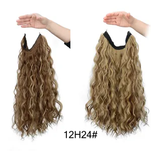 Vista dettagliata dell'extension per capelli ondulati con design a lenza e consistenza.