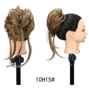 Chignon sintetico disordinato con ciocche lunghe, applicazione capelli ondulati naturali.