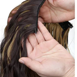 Primo piano dettagliato dell'extension per capelli ondulati con filo trasparente design.