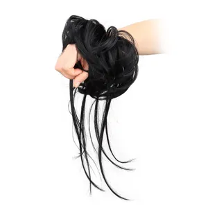 Primo piano dettagliato dello chignon sintetico soffice con ciocche lunghe per acconciatura.