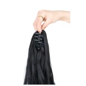 Detailansicht der Zopferweiterung mit Klauenklammer, schwarzes lockiges Haar für Styling.