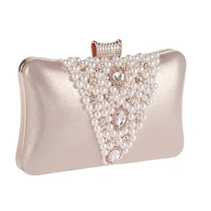 Gros plan détail du sac de soirée élégant champagne orné de perles et de strass scintillants.