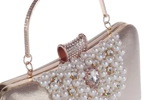 Détail en gros plan du sac de soirée de luxe champagne orné de perles et de strass.