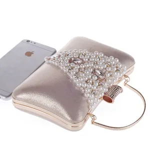 Élégant sac de soirée doré avec perles et cristaux, idéal pour les fêtes et événements formels.