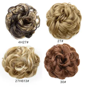 Dettaglio dello chignon di capelli sintetici che mostra varie opzioni di colore.