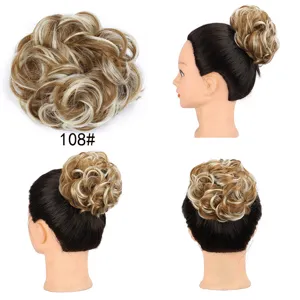 Chignon posticcio per capelli ricci sintetici, vista dettagliata su manichino.