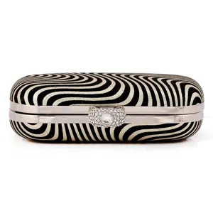 Elegante zwarte en gouden avondtas clutch met golvend patroon en strass sluiting.
