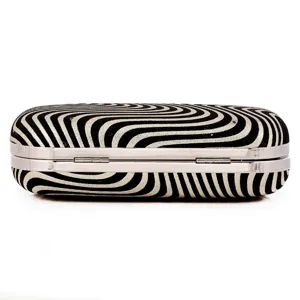 Zwart-witte avondtas clutch met wervelpatroon en zilveren metalen frame voor dames.