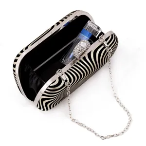 Elegante zwart met goud gestreepte avondtas clutch met strass sluiting en metalen ketting.