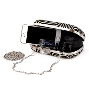 Elegante zwart-wit gestreepte avondtas clutch met zilveren ketting en strass ring sluiting.