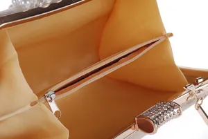 Vue detaillee interieur pochette de soiree femme, poche zippee et fermoir metal strass.