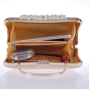 Vue détaillée du sac de soirée doré mettant en valeur l'intérieur spacieux, perles et strass.