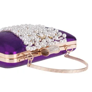 Sac de soirée violet élégant orné de perles et de strass étincelants pour les femmes.