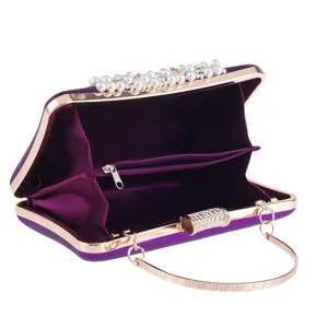 Élégant sac de soirée en velours violet avec poignée en perles et fermoir doré.
