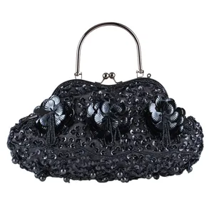 Detailansicht der Vintage handgemachten schwarzen Abendtasche mit Pailletten und Perlenstickerei.