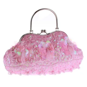 Detailansicht der rosa Pailletten Abendtasche mit Perlenstickerei, Metallgriff und Blumen.