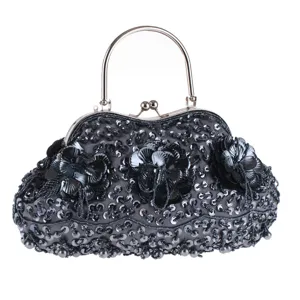 Detailansicht der schwarzen Pailletten Perlen Abendtasche mit Blumenstickerei und Metallgriff.
