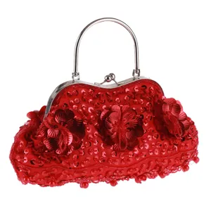 Rote Pailletten Abendtasche mit perlenbesetzten Blumen und Metallgriff für Damen.