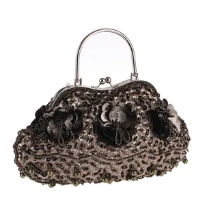 Detailansicht der Vintage Pailletten Perlen Abendtasche mit Metallgriff, eleganter Partybeutel.