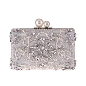 Borsa da sera in raso argento con ricamo di perline, strass e doppia chiusura con perle.