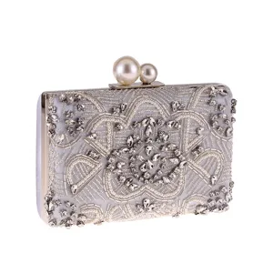 Borsetta clutch da sera argentata con perle finte per feste e matrimoni eleganti.