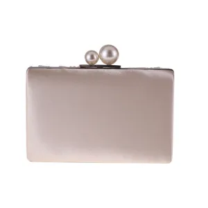 Elegante borsa da sera in satin con chiusura di perle, ideale per feste e occasioni speciali.