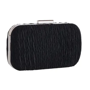 Close-up detail van zwarte geplooide hard-shell avondclutch met zilveren metalen sluiting.